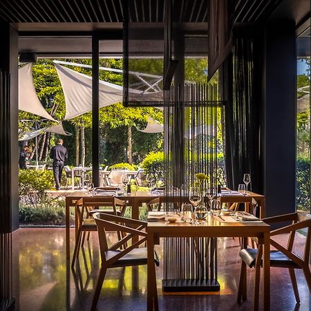 โรงแรมโลเน โรวีน ภายนอก รูปภาพ The interior of the restaurant
