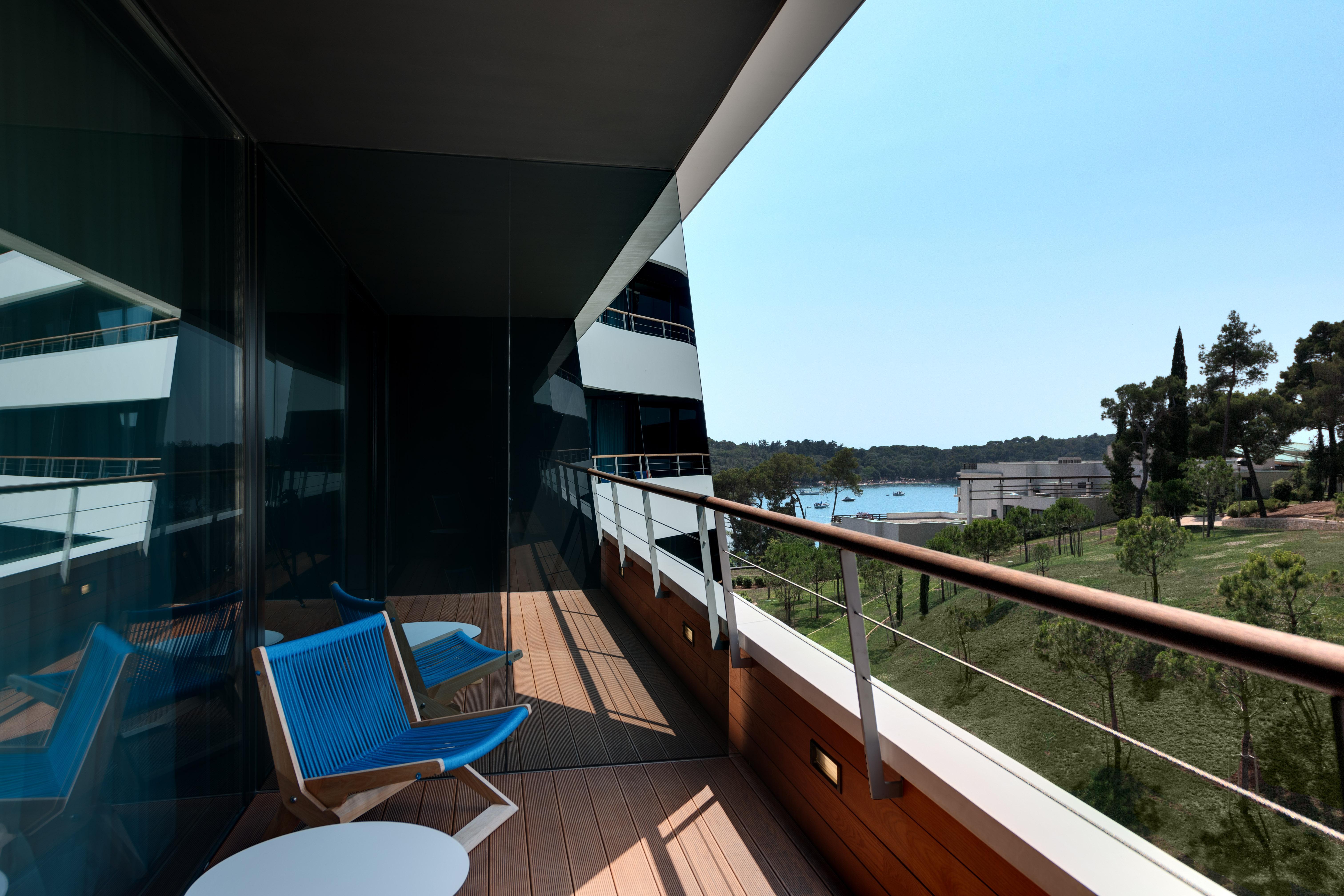 โรงแรมโลเน โรวีน ภายนอก รูปภาพ A balcony