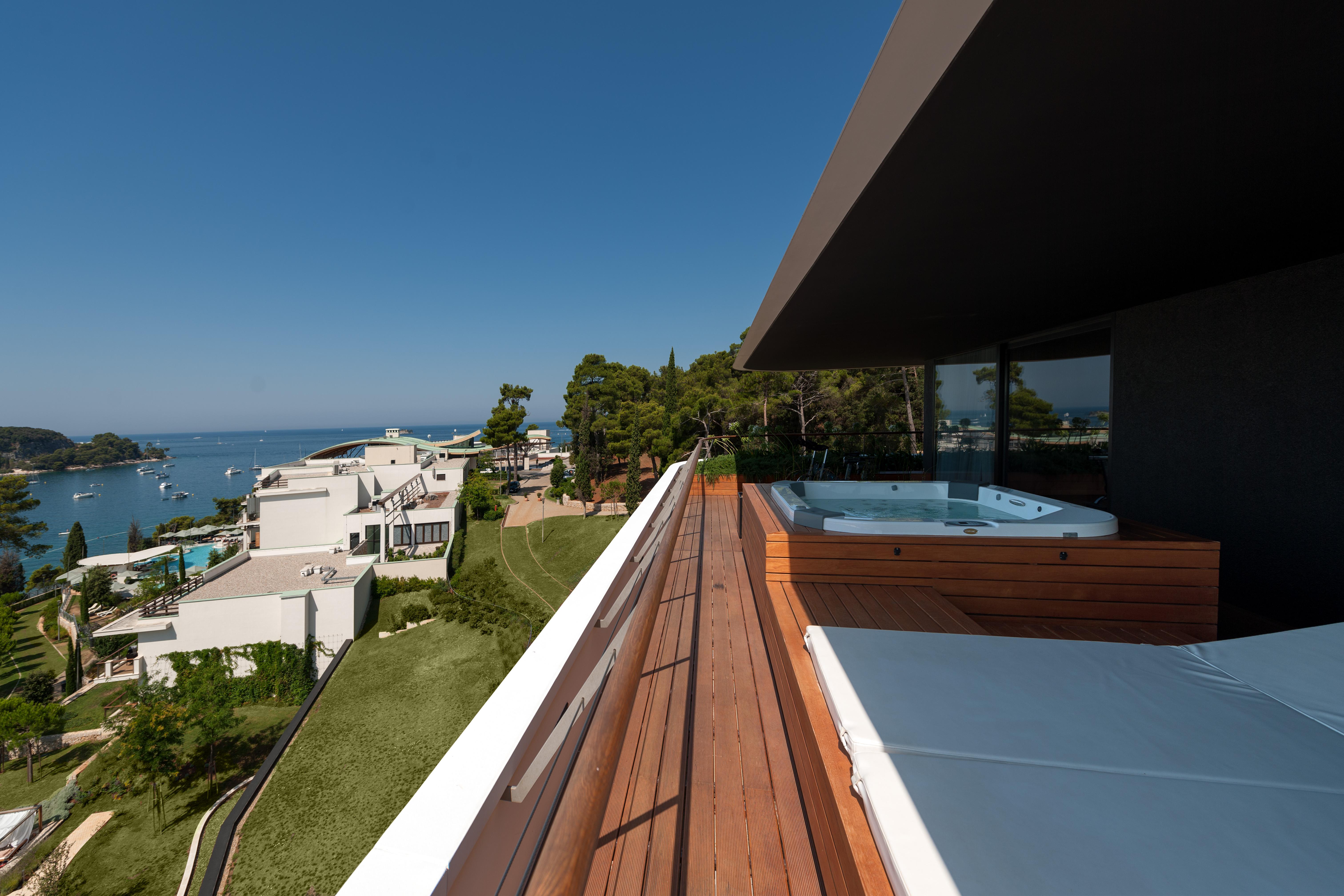 โรงแรมโลเน โรวีน ภายนอก รูปภาพ The view from the house