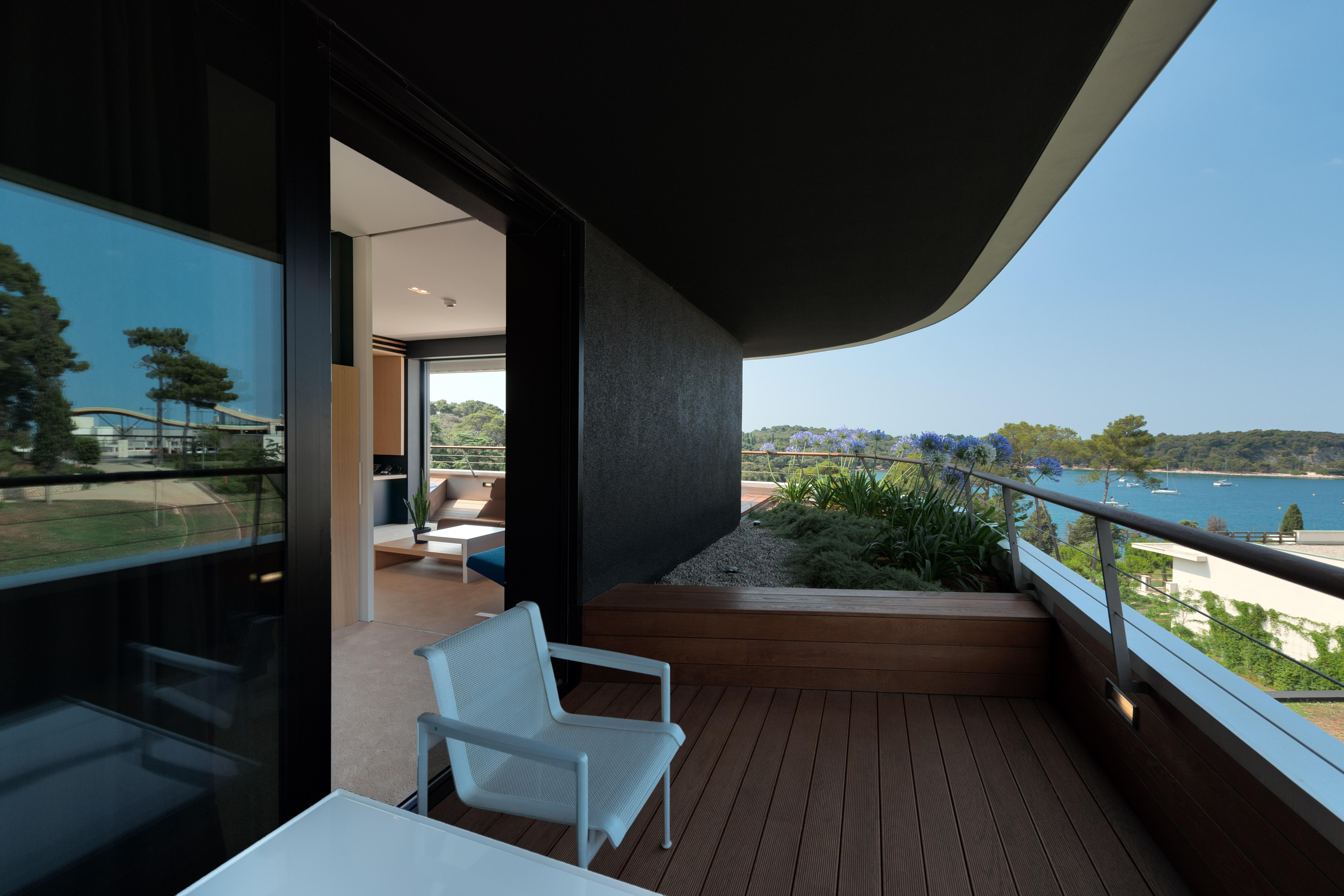โรงแรมโลเน โรวีน ภายนอก รูปภาพ Balcony