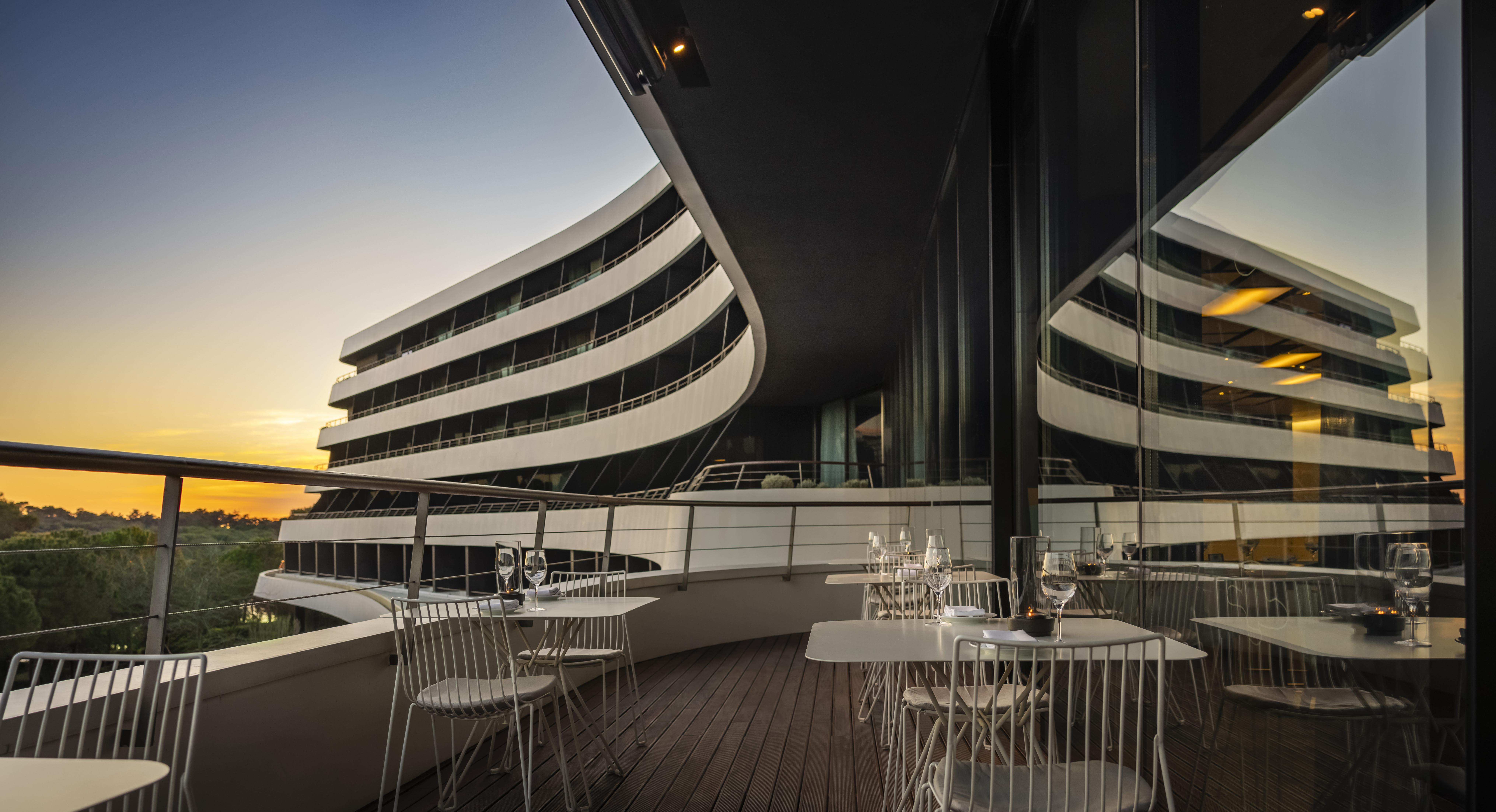 โรงแรมโลเน โรวีน ภายนอก รูปภาพ The Sky Bar