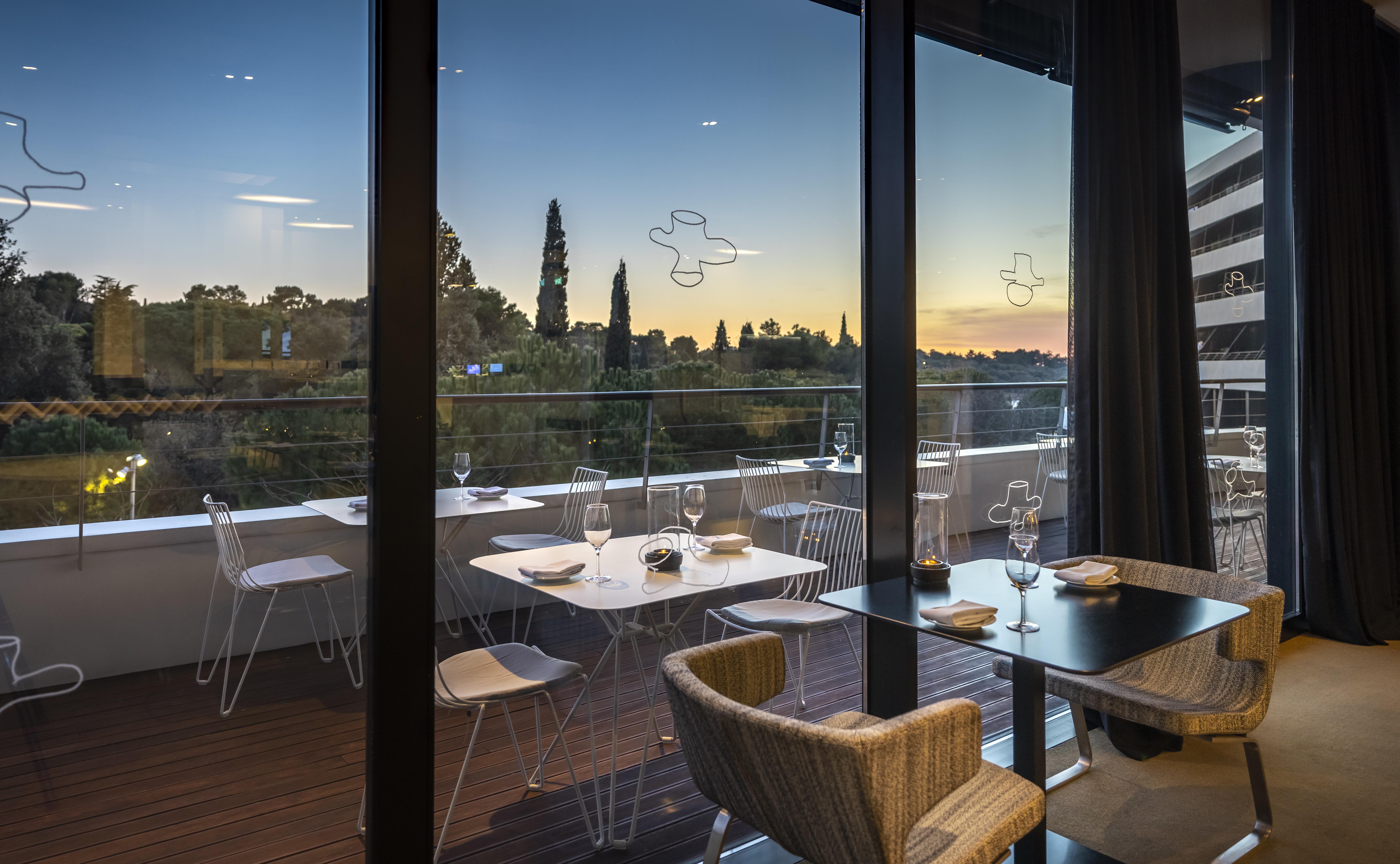 โรงแรมโลเน โรวีน ภายนอก รูปภาพ The restaurant