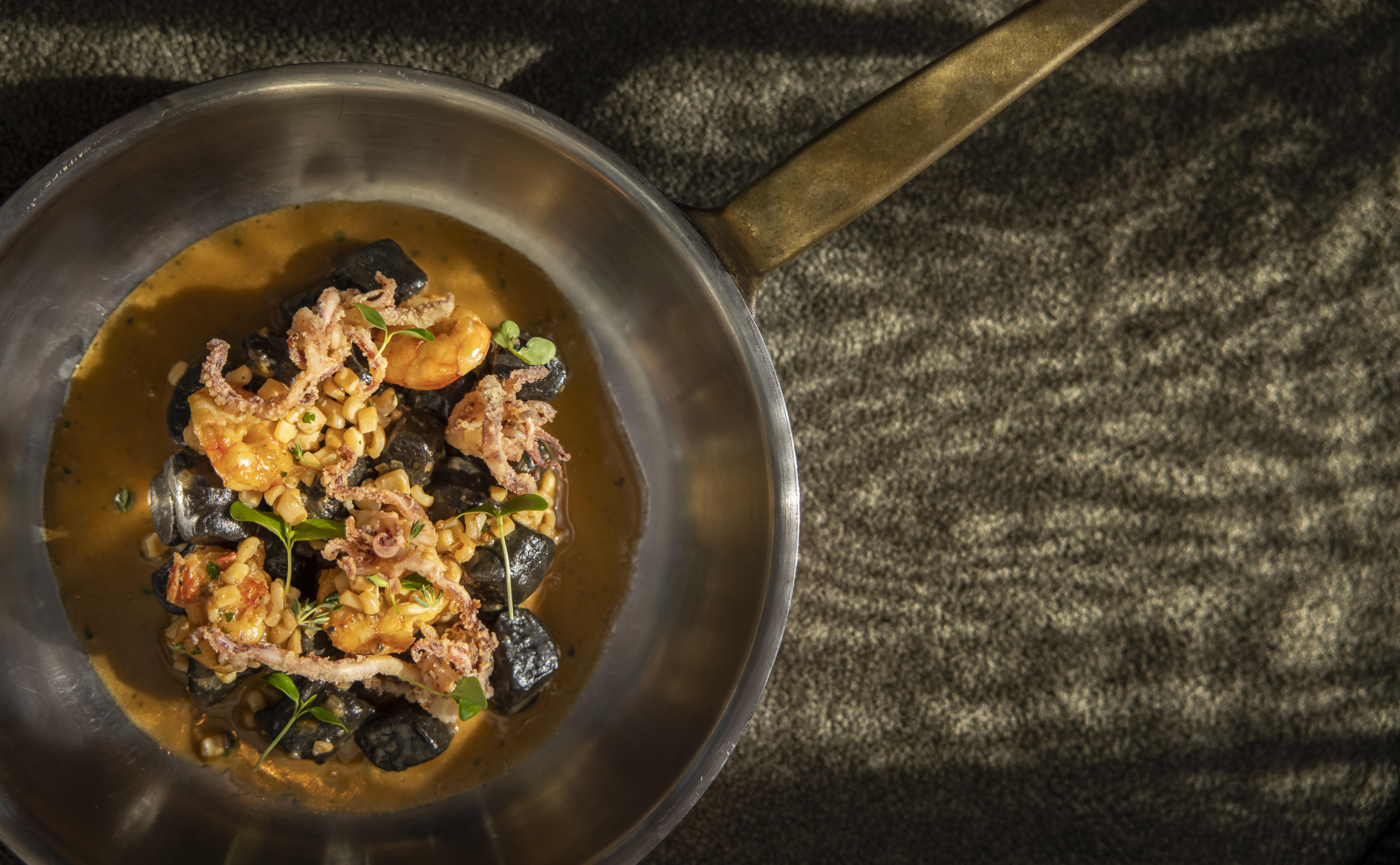 โรงแรมโลเน โรวีน ภายนอก รูปภาพ A pan of stewed octopus