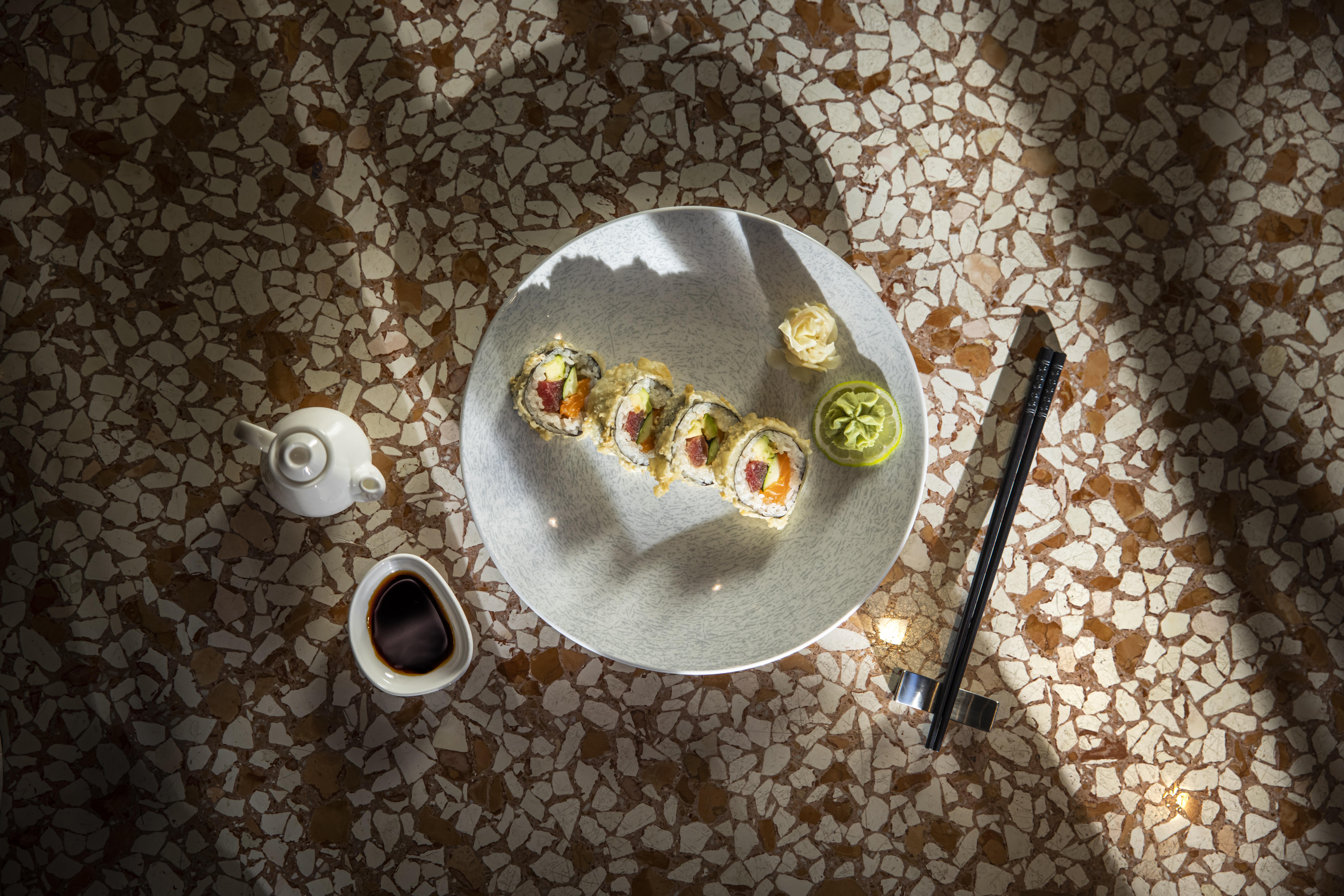 โรงแรมโลเน โรวีน ภายนอก รูปภาพ A rendering of a sushi scene