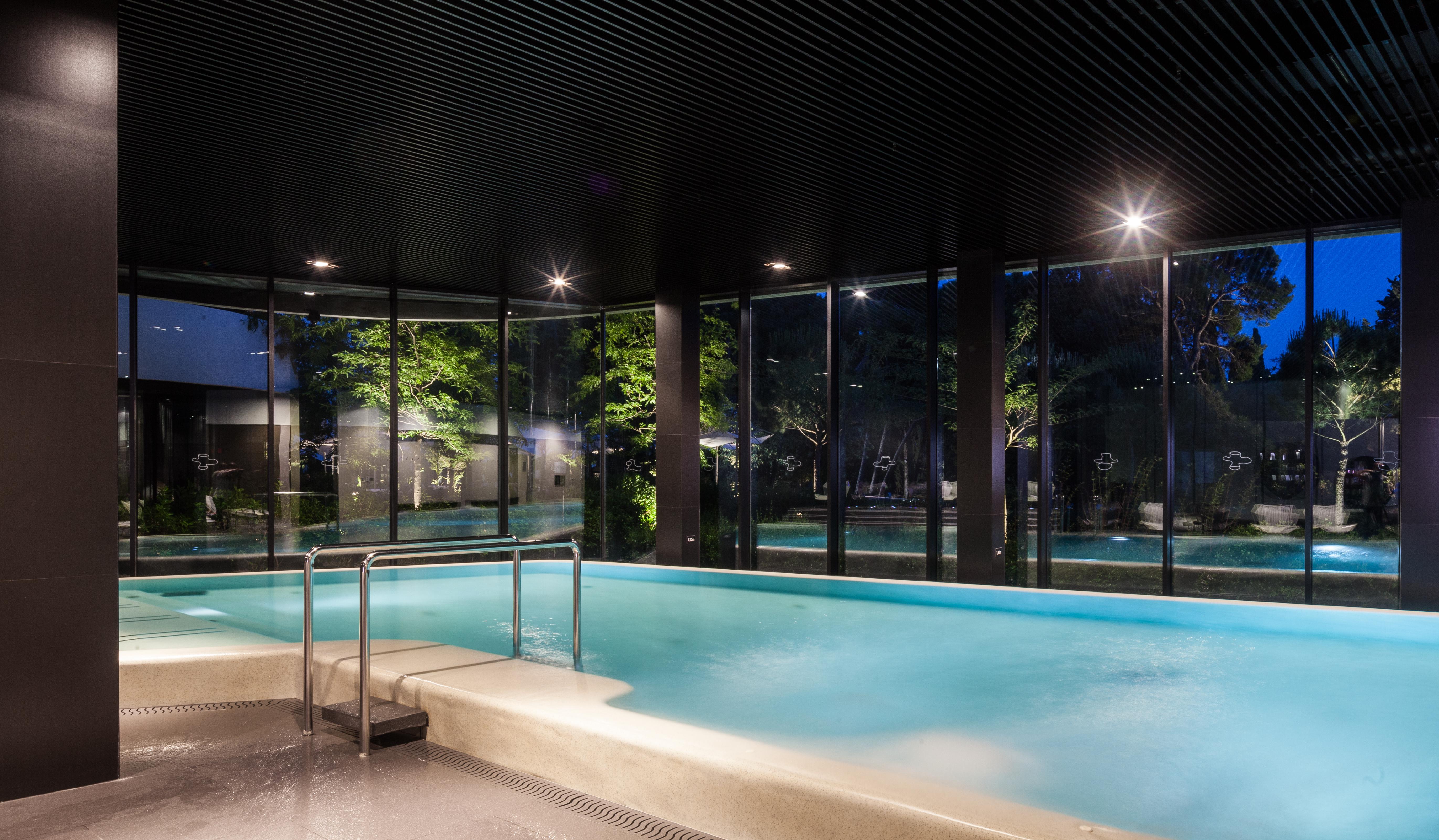 โรงแรมโลเน โรวีน ภายนอก รูปภาพ The swimming pool at the hotel
