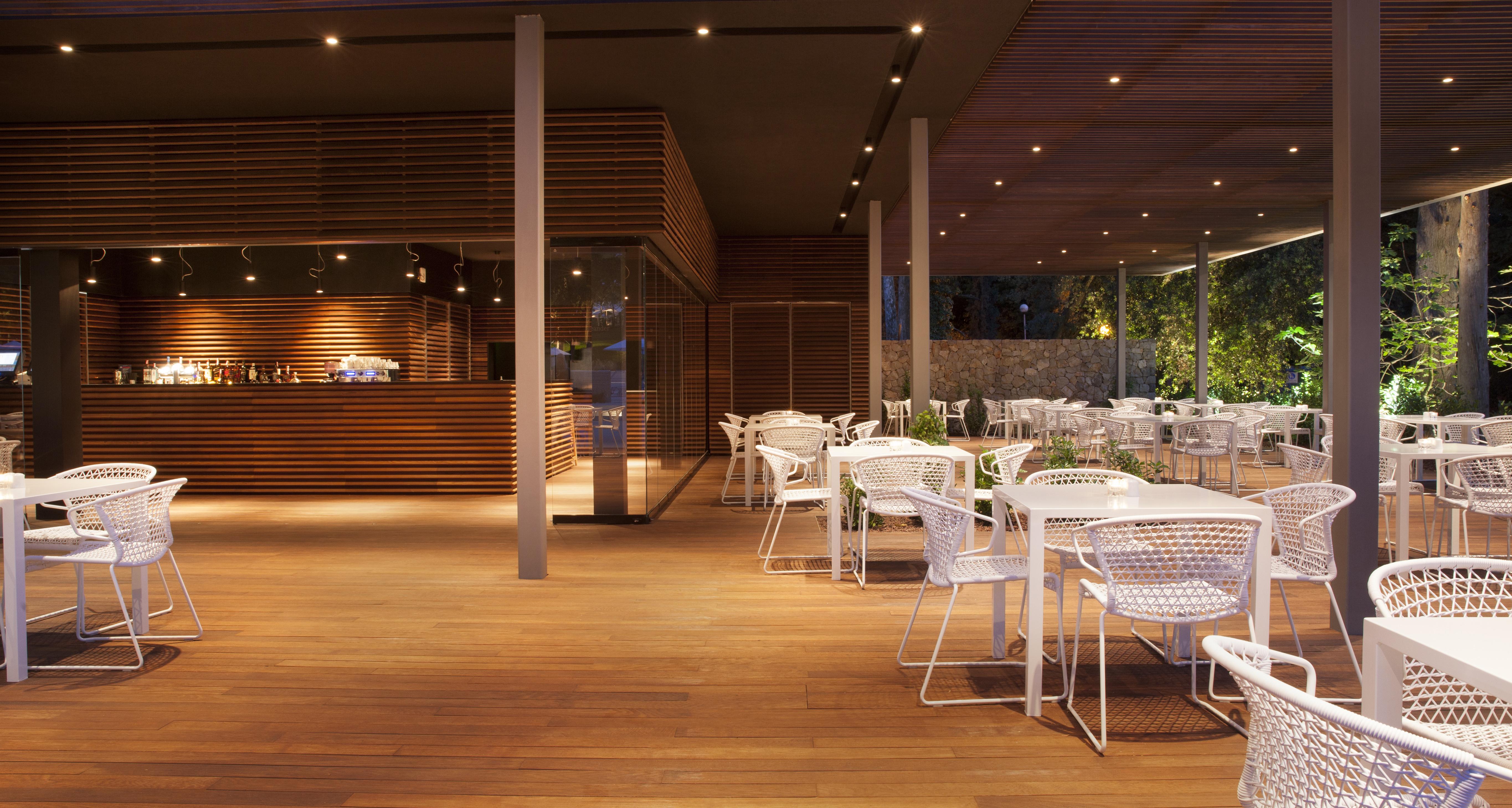 โรงแรมโลเน โรวีน ภายนอก รูปภาพ Restaurant