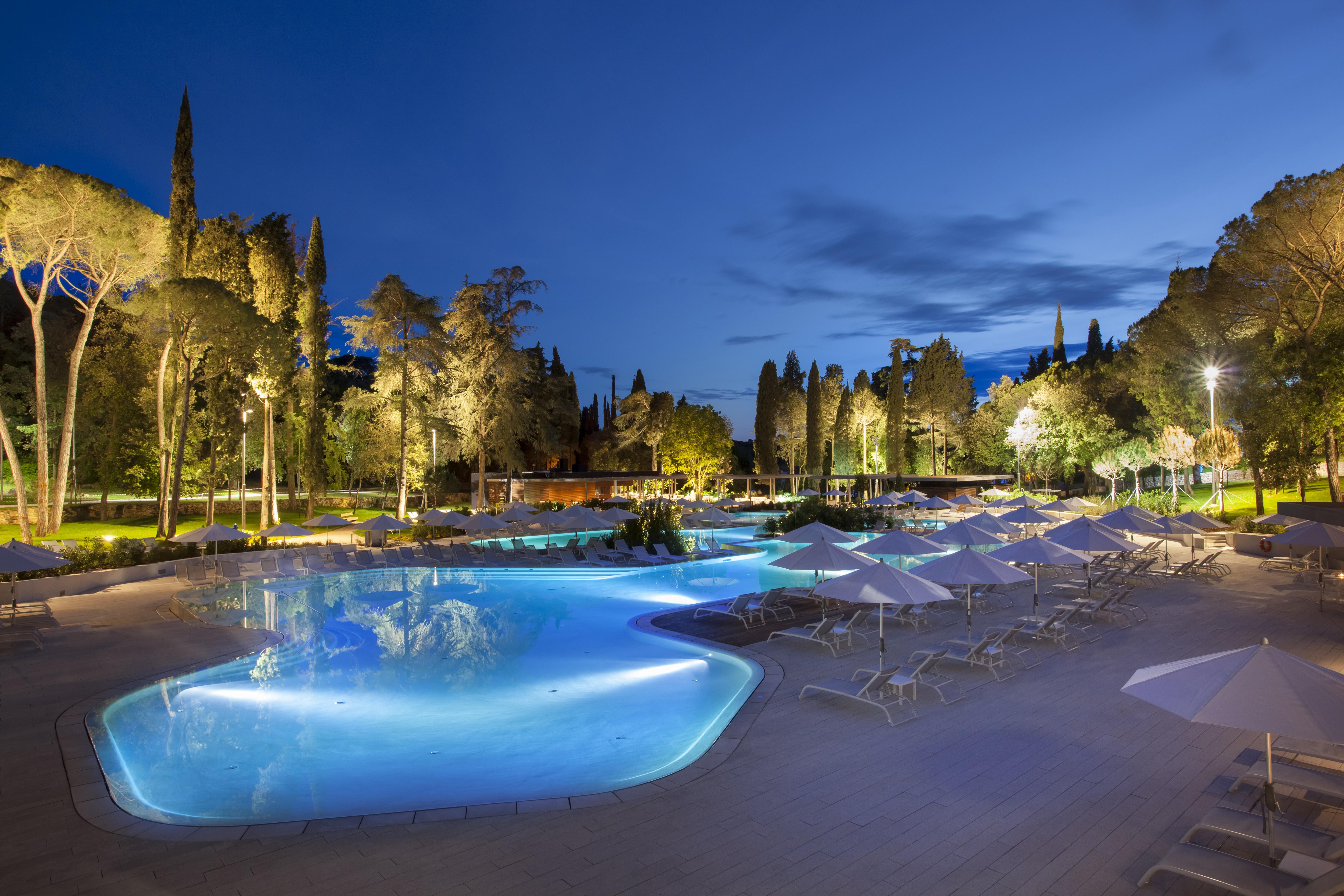โรงแรมโลเน โรวีน ภายนอก รูปภาพ The resort's main pool