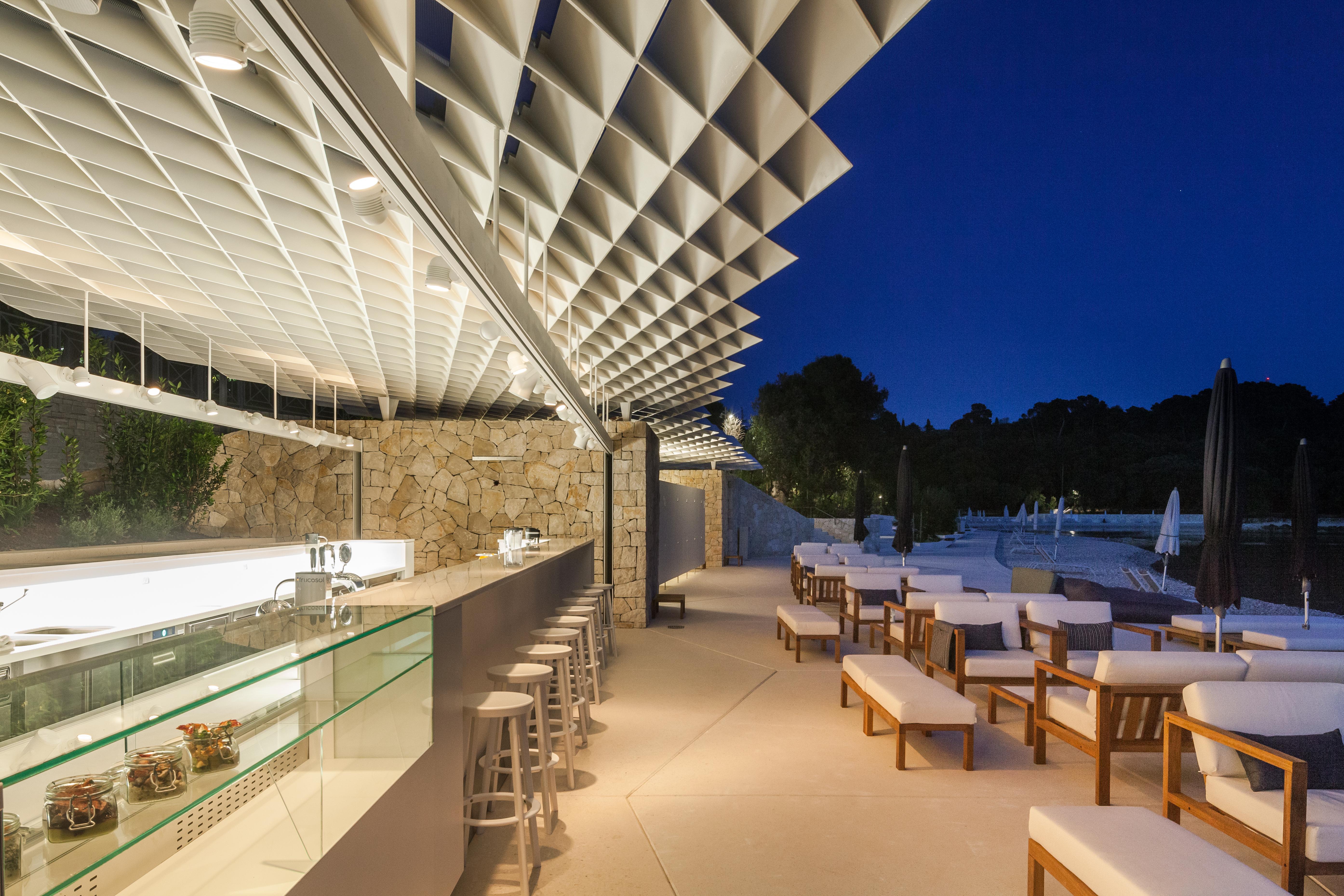 โรงแรมโลเน โรวีน ภายนอก รูปภาพ The restaurant