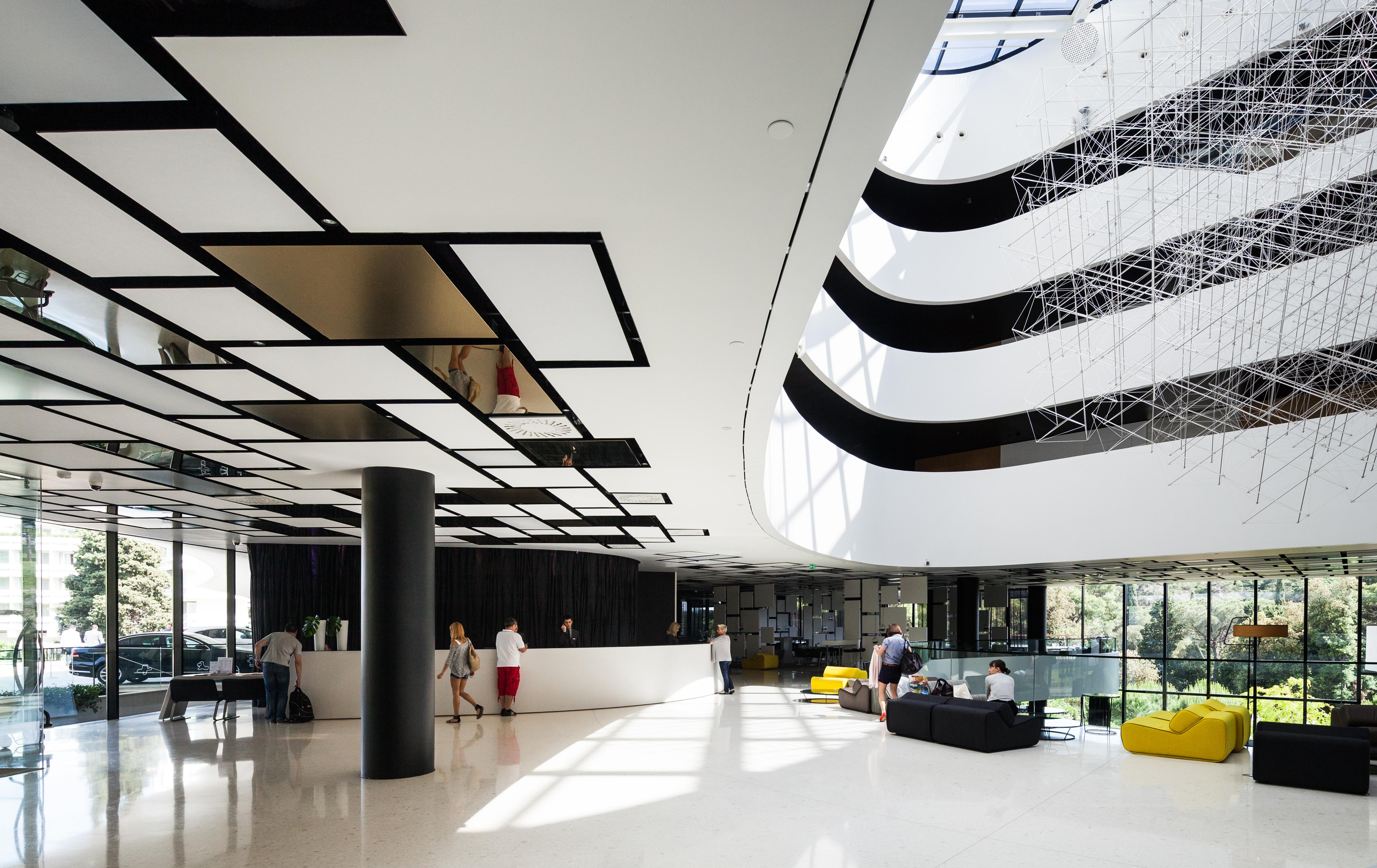 โรงแรมโลเน โรวีน ภายนอก รูปภาพ The interior of the building