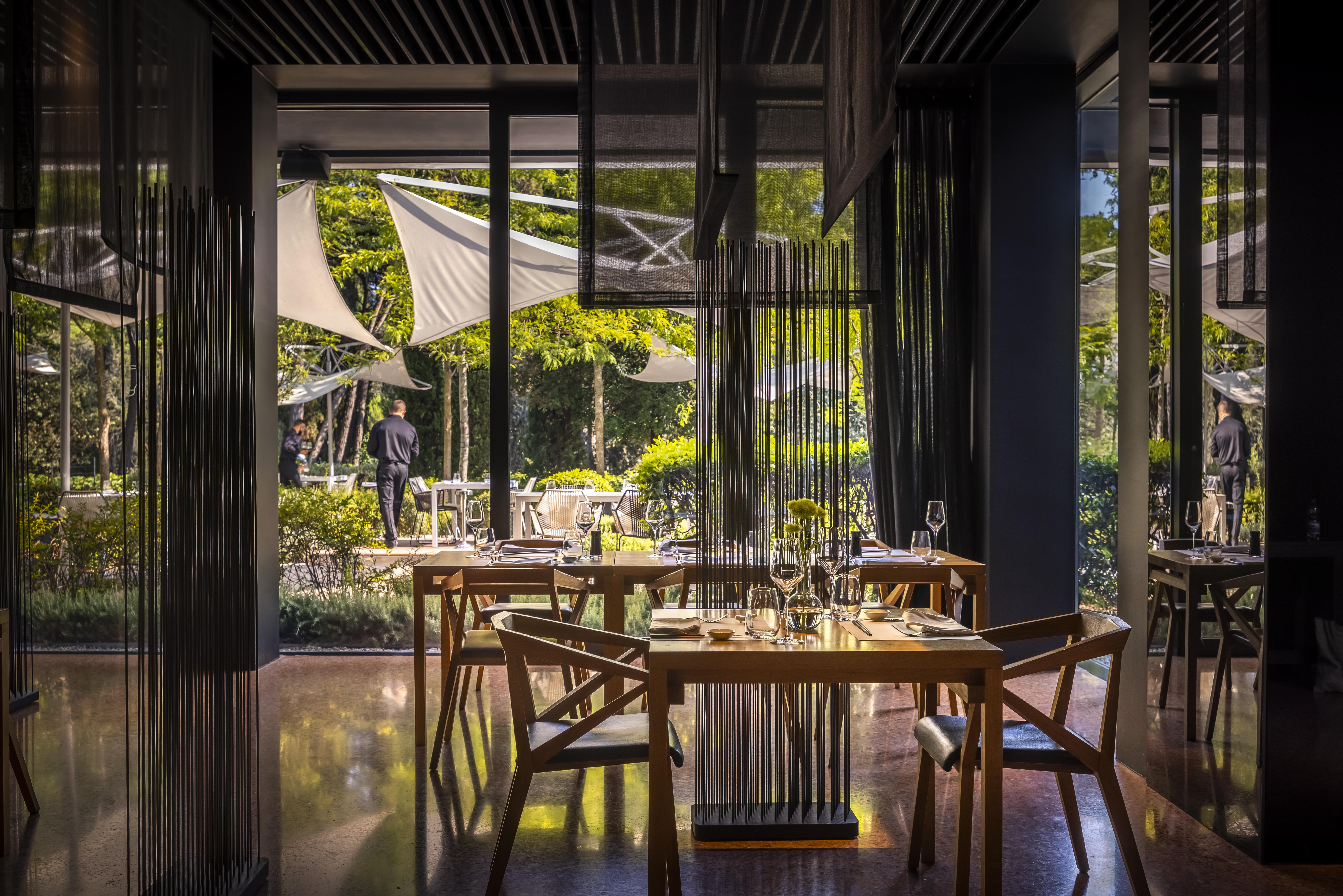 โรงแรมโลเน โรวีน ภายนอก รูปภาพ The interior of the restaurant