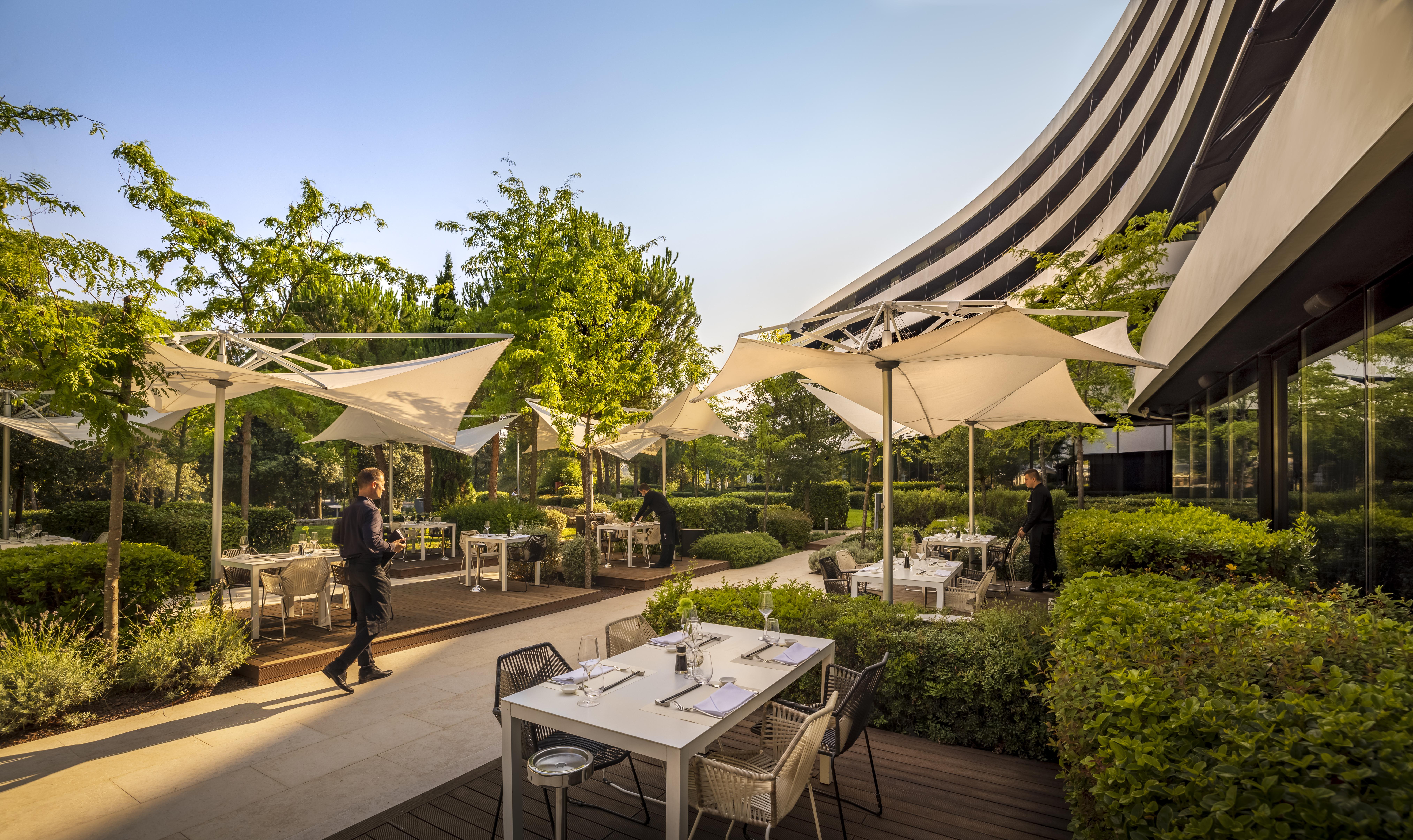 โรงแรมโลเน โรวีน ภายนอก รูปภาพ The restaurant's terrace