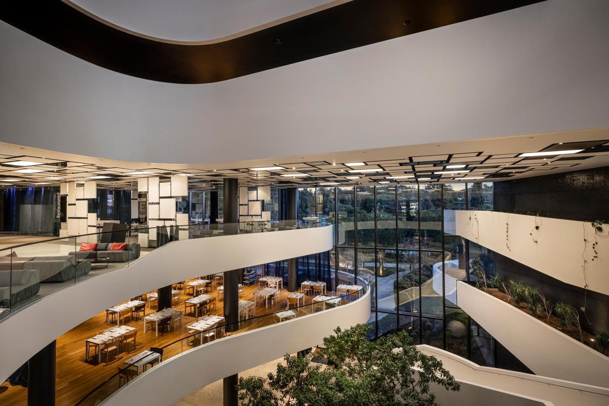 โรงแรมโลเน โรวีน ภายนอก รูปภาพ The interior of the building