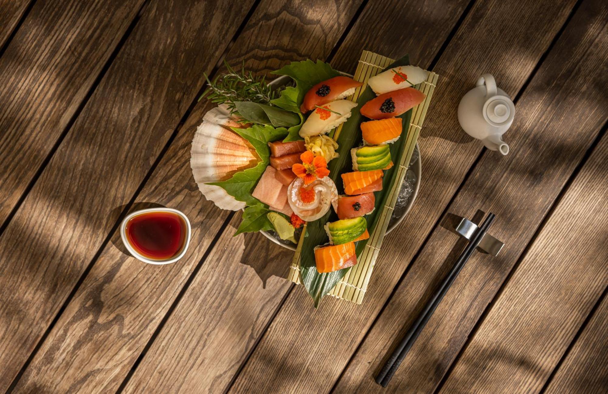 โรงแรมโลเน โรวีน ภายนอก รูปภาพ A plate of yakitori