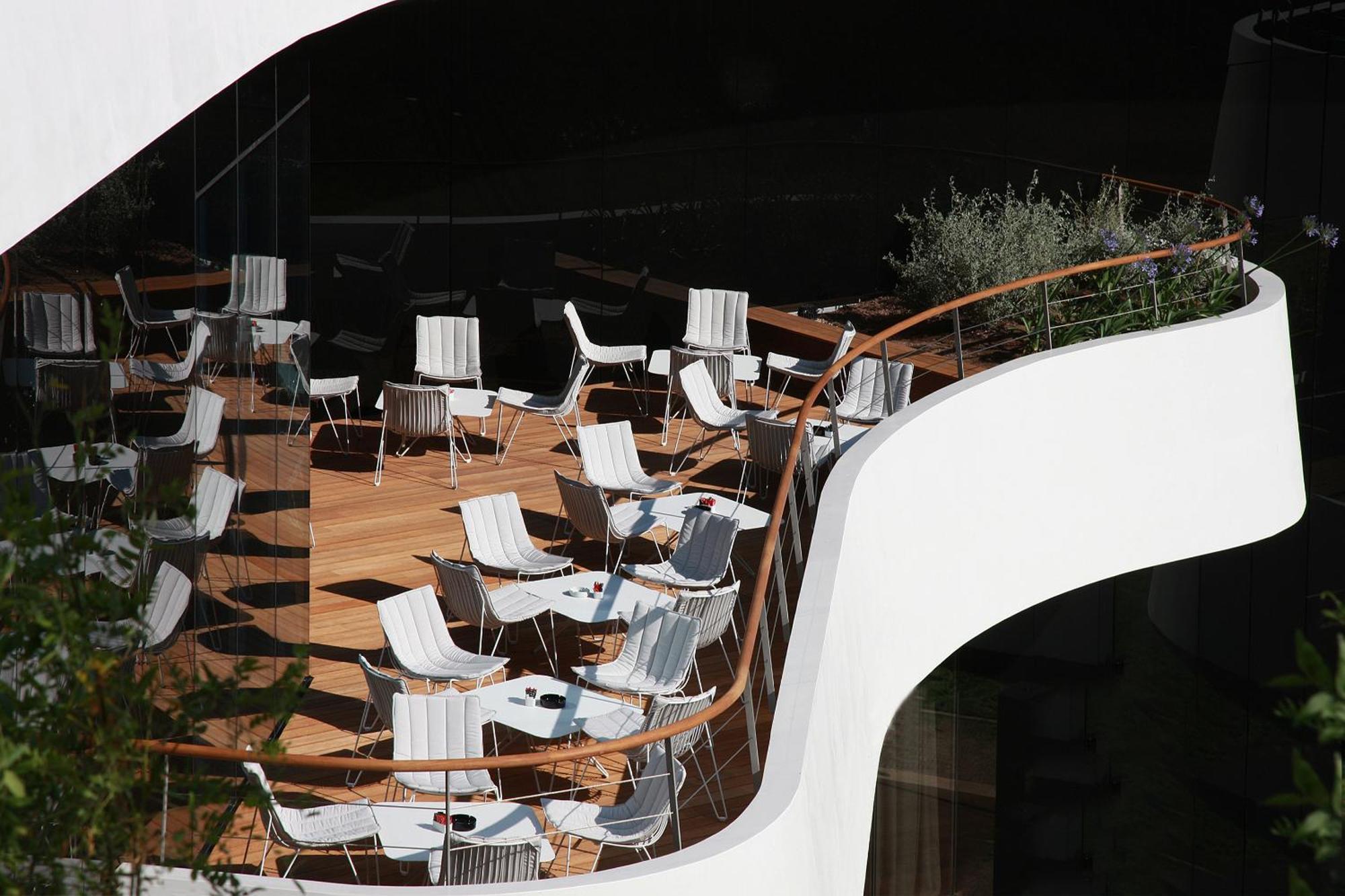 โรงแรมโลเน โรวีน ร้านอาหาร รูปภาพ The deck of the ship