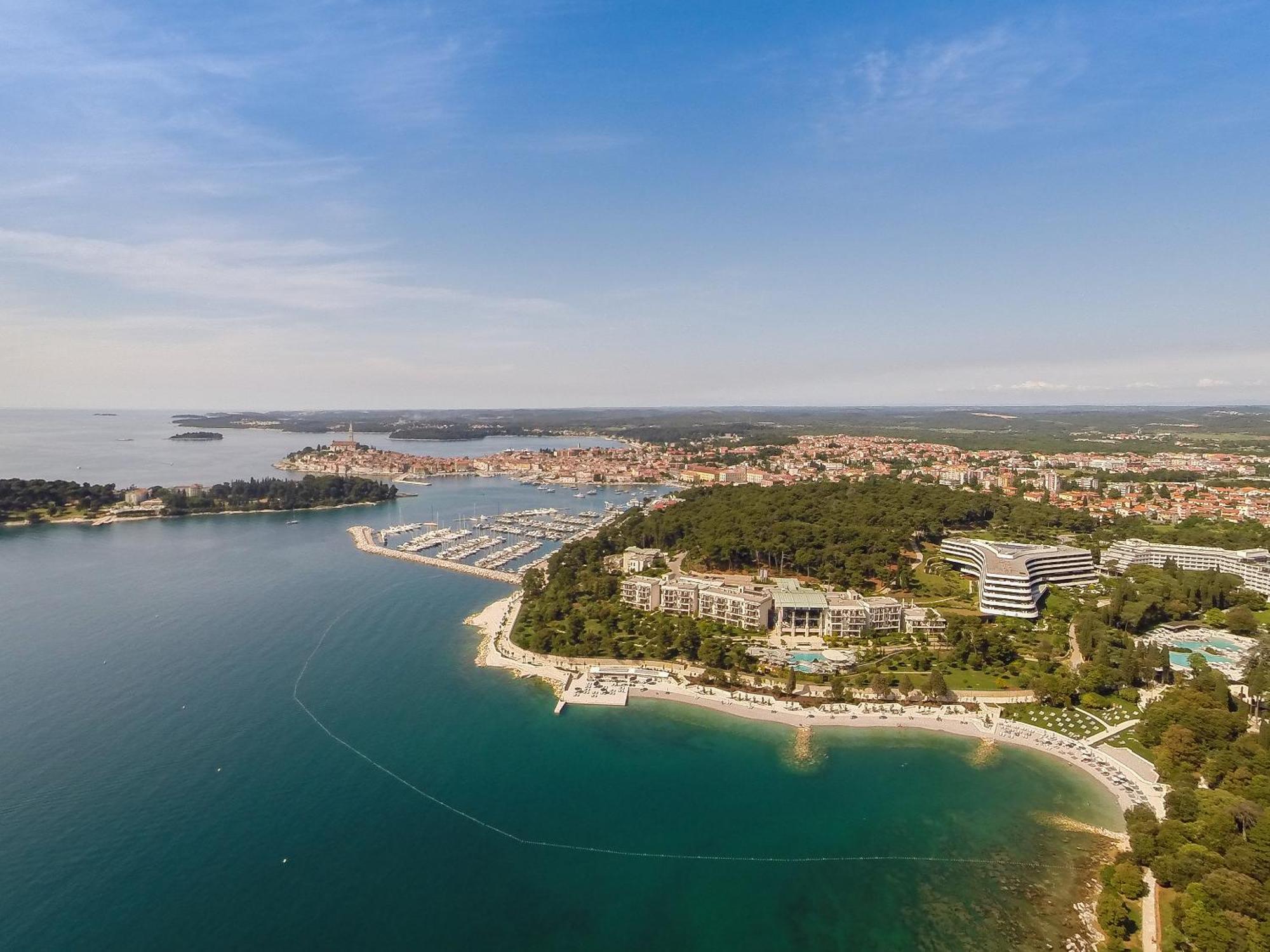 โรงแรมโลเน โรวีน ภายนอก รูปภาพ Aerial view of the town