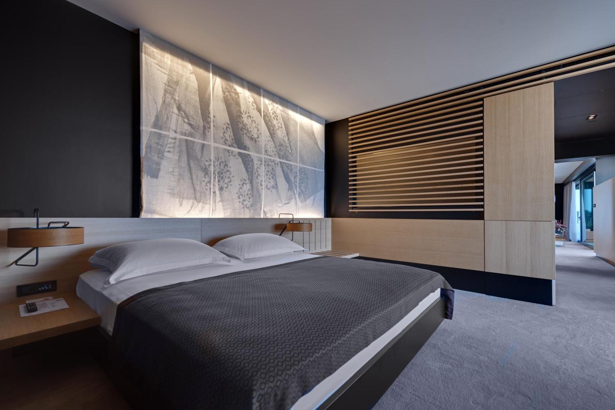 โรงแรมโลเน โรวีน ห้อง รูปภาพ A bedroom at the hotel